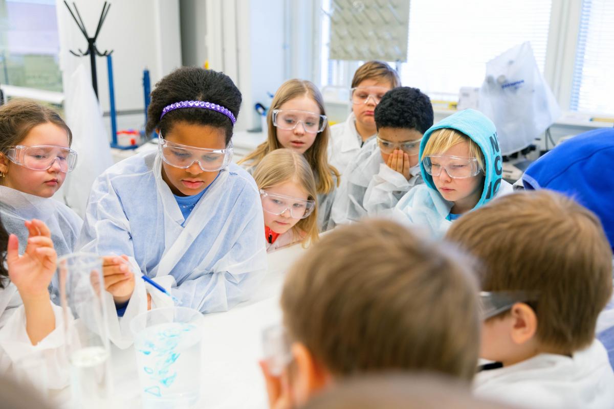 Lappeenrannassa lapset ja nuoret osallistuvat Lappeenranta Junior University -oppimiskokonaisuuteen, joka vahvistaa kiinnostusta tieteeseen, tutkimiseen ja yliopisto-opintoihin kestävän kehityksen periaatteiden mukaisesti.