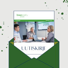 Piirroskuva, jossa vihreä aukinainen kirjekuori, josta osittain ulkona paperi. Paperissa lukee alhaalla Uutiskirje ja ylhäällä on Greenreality Network -logo ja tekstit uutiskirje ja helmikuu 2025. Keskelle kirjepaperia sijoiteltu valokuva, jossa kaksi miestä ja nainen istuvat neuvottelupöydän ääressä. Taustalla Greenreality Networkin markkinointimateriaaleja.