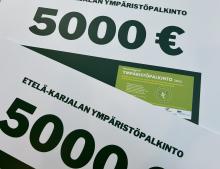 Plakaatit, joissa tekstit Etelä-Karjalan ympäristöpalkinto 5000 €.